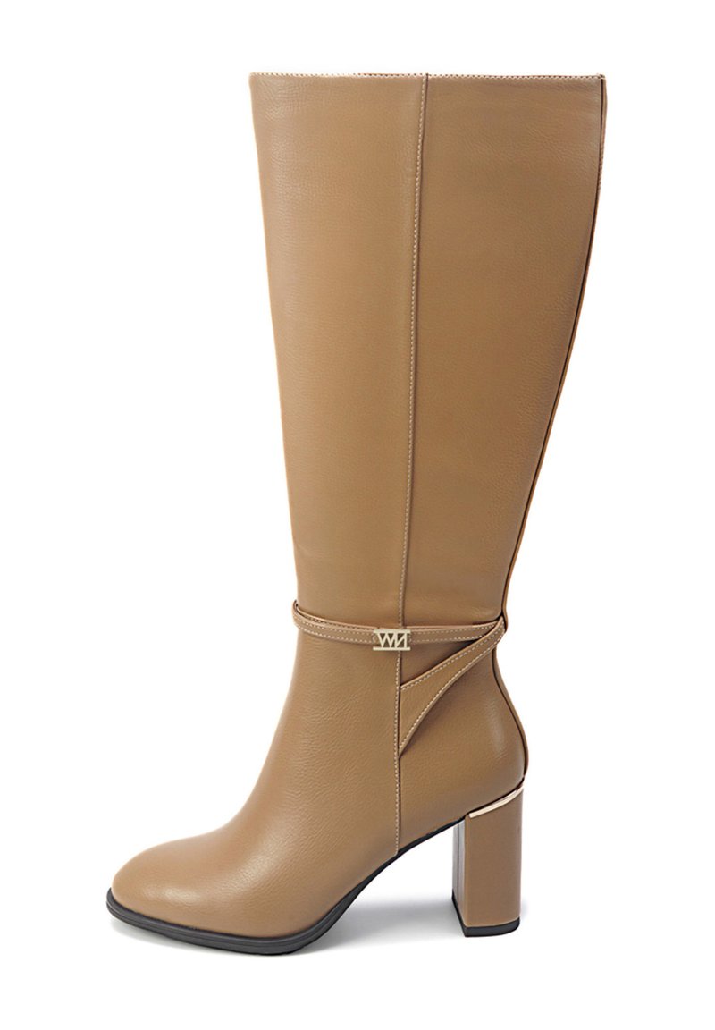 Bota de cuero suave hasta la rodilla en color marrón. Presenta una punta cuadrada, tacón amplio y una correa delgada con un acento de logotipo dorado.