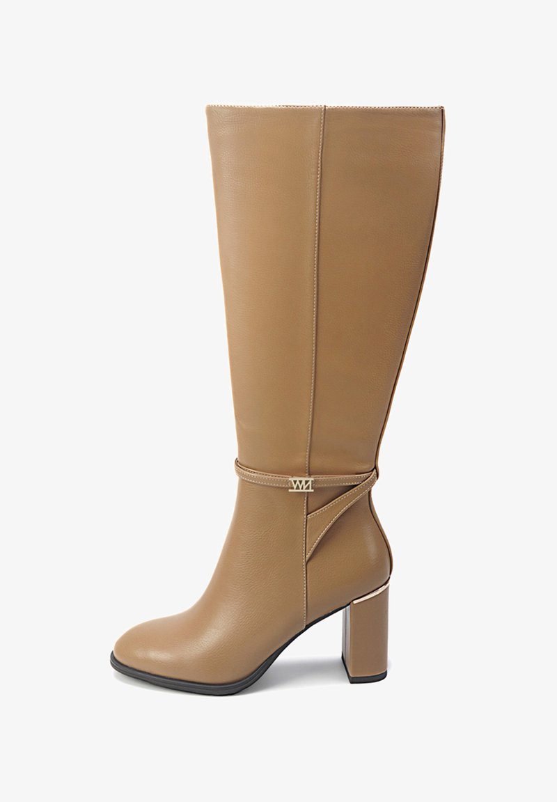Bota de cuero suave hasta la rodilla en color marrón. Presenta una punta cuadrada, tacón amplio y una correa delgada con un acento de logotipo dorado.