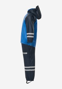 Veste de pluie bleue et noire avec capuche et pantalon imperméable assorti avec bandes réfléchissantes aux manches et aux jambes.