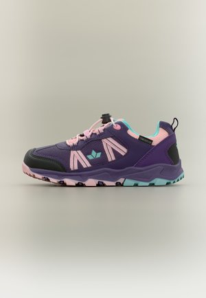 Μωβ και ροζ αθλητικό παπούτσι με τυρκουάζ λεπτομέρειες, πάνελ από δίχτυ και θηλιά, εμφανιζόμενο σε προφίλ σε απλό φόντο.