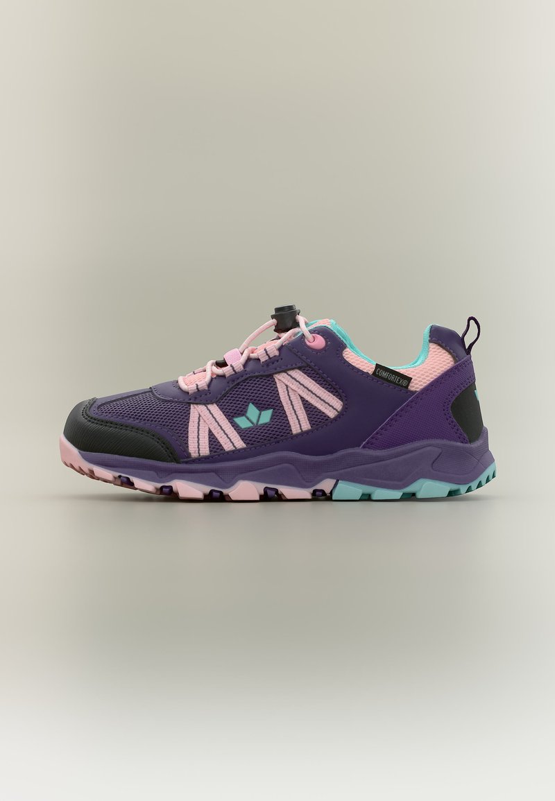 Μωβ και ροζ αθλητικό παπούτσι με τυρκουάζ λεπτομέρειες, πάνελ από δίχτυ και θηλιά, εμφανιζόμενο σε προφίλ σε απλό φόντο.