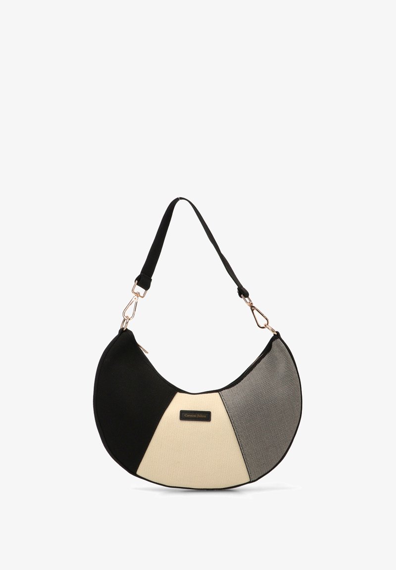 Bolso hobo con forma curvada que presenta paneles en negro, crema y gris. Fabricado en tela texturizada, incluye herrajes en tono dorado y una correa ajustable.