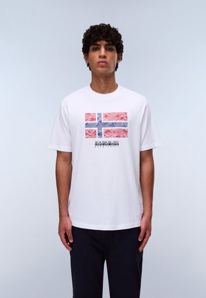 Tricou alb din bumbac cu un design colorat al steagului norvegian, având modele ondulate, și textul "NAPAPIJRI" sub steag.