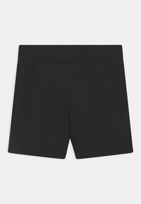 Čierne bavlnené šortky s elastickým pásom, s hladkým povrchom a jednoduchým dizajnom, strihané do polovice stehien bez vreciek alebo ozdôb.