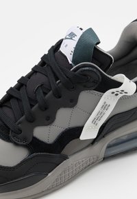 Jordan JORDAN MA2 - Sapatilhas - flat pewter/black/white/hasta