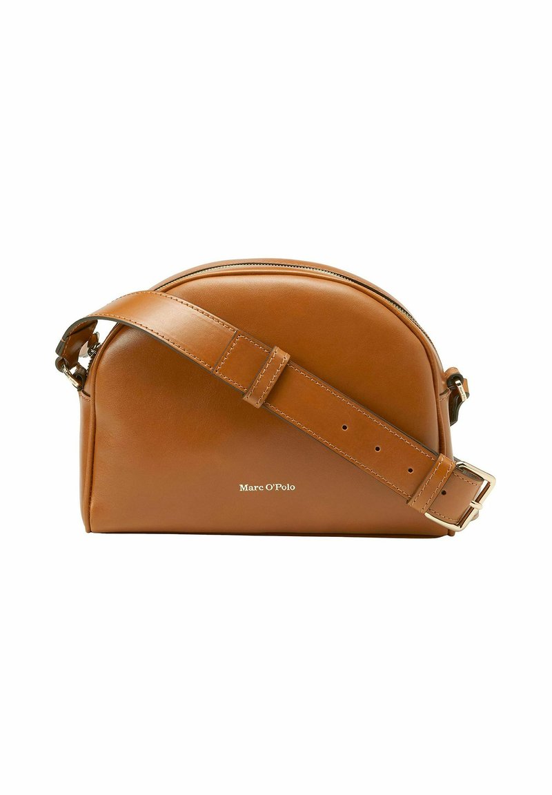 Torebka crossbody w kolorze brązowym, o zaokrąglonym kształcie, z regulowanym paskiem, złotymi akcentami i detalem logo z przodu.
