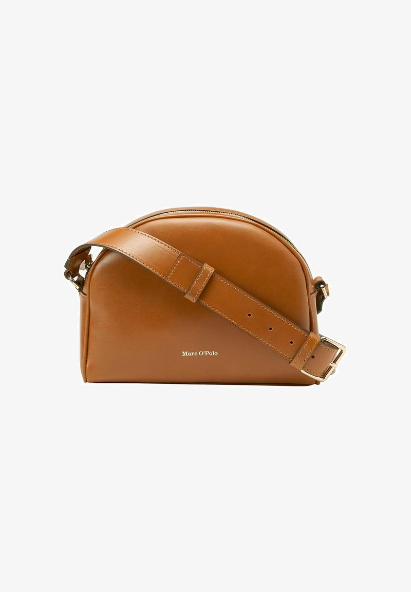 Borsa a tracolla in pelle color tan con forma arrotondata, tracolla regolabile, dettagli in metallo dorato e logo sulla parte frontale.