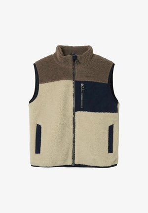 Ærmeløs fleecervest med brun øvre bryst, beige krop, mørkeblå lynlåslomme på brystet og sidelommer, med fuld lynlås foran.