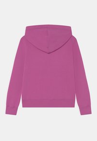 Fleece hoodie in felroze, met een trekkoordcapuchon, lange mouwen en ribgebreide manchetten en onderrand. Gladde textuur zonder zichtbare logo's.