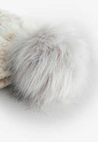 Valgehallist faux karusnahast pom-pom, millel on pehme struktuur. Koosneb segatud valgete ja hallide kiududest, detailne ümar ja koheva kujuga.