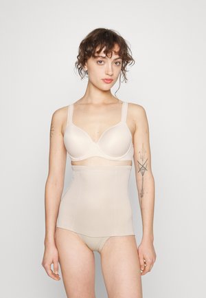 Sutien bej și chiloți modelatori cu talie înaltă, confecționați dintr-un material fin și elastic. Sutienul are bretele late și un design conturat pentru susținere.