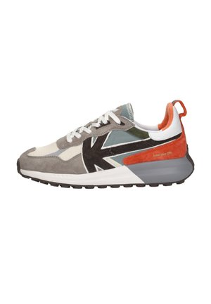 Niedrig geschnittener Sneaker mit gemischten grauen, weißen, türkisfarbenen, schwarzen und orangen Elementen, weißen Schnürsenkeln, dicker Sohle und Zugschlaufe an der Rückseite.