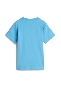 Krátký rukáv tričko z lehkého modrého bavlněného materiálu. Má kulatý výstřih a jednobarevný zadní díl bez zdobení nebo vzorů.