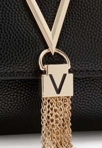 Valentino Bags DIVINA - Sac bandoulière - nero/gold