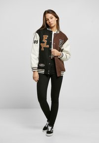 Karl Kani COLLEGE  - Bombertakki - black dark brown white
