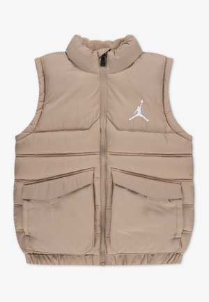 Beige ærmeløs polstret vest med lynlås foran, to lommer med klap, høj krave og hvid Jumpman-logo på venstre bryst.