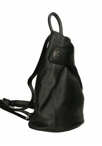 Mochila de cuero negro con un acabado texturizado, que presenta una forma redondeada, asa superior, correas ajustables y un cierre de acento metálico.