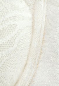 Hvid, struktureret stof med et quiltet mønster, der har en glat, skinnende finish og et netlignende område, hvilket skaber et lagdelt udseende.