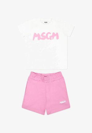 T-shirt en coton blanc avec impression rose "MSGM". Associée à des shorts en coton rose avec une taille élastique et des poches latérales.