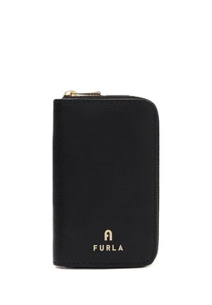 Portafoglio Furla nero compatto con zip e logo dorati sul davanti, realizzato in pelle tessutata, mostrato chiuso su sfondo bianco.