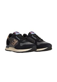 Sneaker in suede e rete nera con accenti grigi, suola beige e design del logo sul lato. Presenta chiusura con lacci e colletto imbottito.
