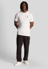 Lyle & Scott Nyomott mintás póló - white