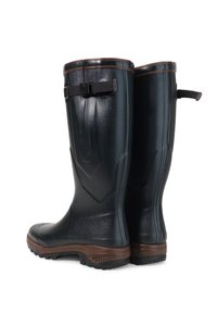 Vodeodolné čižmy do polovice lýtok v tmavomodrej farbe s lesklým povrchom, vybavené hnedou gumovou podrážkou a nastaviteľným remienkom na manžete.