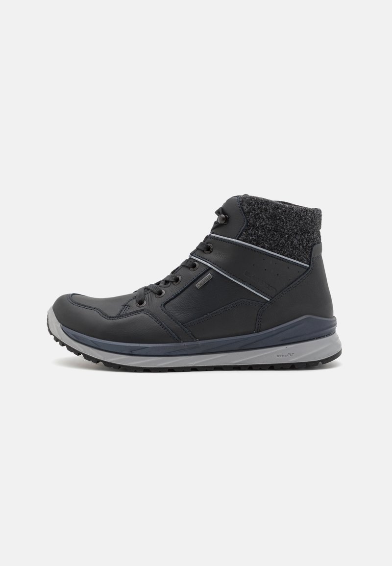 Zwarte hoge sneakers met een gestructureerde grijze kraag, bovenwerk van leer en synthetisch materiaal, vastgezet met veters, en voorzien van een stevige grijze zool.