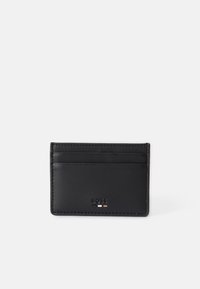 Portafoglio in pelle nera con quattro slot per carte, design minimalista e logo embossato con tre colori di accento nella parte inferiore.