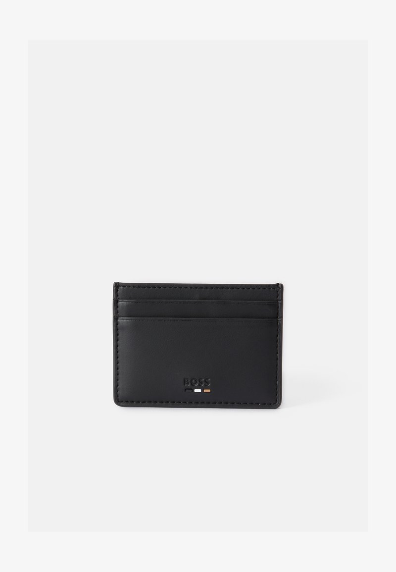 Portafoglio in pelle nera con quattro slot per carte, design minimalista e logo embossato con tre colori di accento nella parte inferiore.