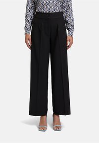 Czarne szerokie spodnie z wysokim stanem, zapinane na dwa guziki, z ostrymi zaszewkami. Gładki materiał z dopasowanym wykończeniem.