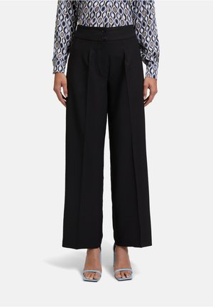 Schwarze weite Hosen mit hoher Taille, Zwei-Knopf-Verschluss und scharfen Falten. Glattes Material mit maßgeschneidertem Finish.