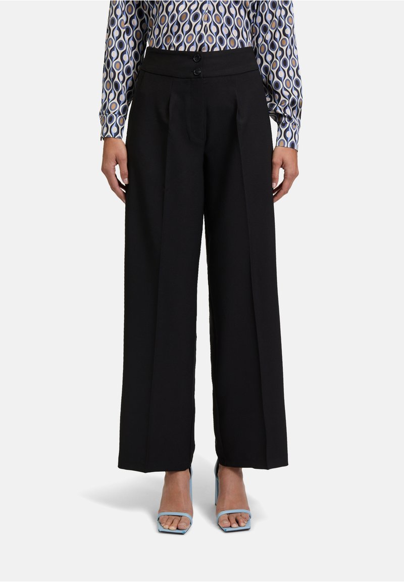 Czarne szerokie spodnie z wysokim stanem, zapinane na dwa guziki, z ostrymi zaszewkami. Gładki materiał z dopasowanym wykończeniem.