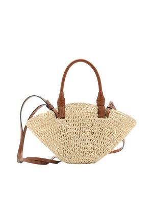 Bolso tejido de paja beige con cuerpo ancho en forma de abanico, con dos asas de cuero marrón y una correa de hombro desmontable.