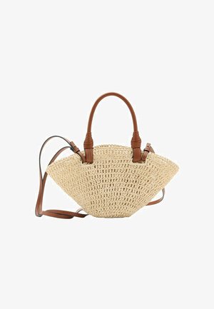 Bolso tejido de paja beige con cuerpo ancho en forma de abanico, con dos asas de cuero marrón y una correa de hombro desmontable.