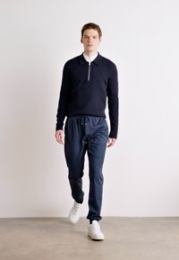 Tommy Jeans AUSTIN - Hlače - dark night navy