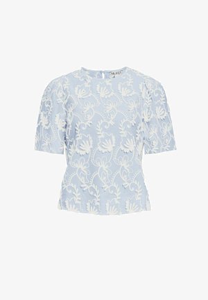 Lyseblå kortærmet top med hvid blomsterbroderi, rund halsudskæring og let rynkede sider. Blødt stof med teksturerede detaljer.