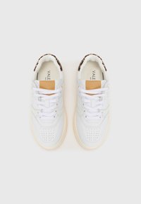 Sneakers bianchi in pelle con punta perforata, accentuazione marrone chiaro sulla linguetta e dettaglio in stampa leopardata sul collarino. Suola in gomma, design con lacci.