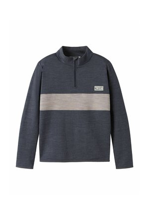 Pull gris foncé à manches longues avec une bande horizontale gris clair, une petite fermeture éclair au col et une petite étiquette rectangulaire sur la poitrine.