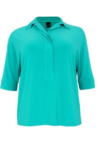 Polo shirt turchese a maniche corte, tessuto leggero, vestibilità morbida, colletto piatto, patta frontale, maniche arrotolate, texture liscia, senza motivi.