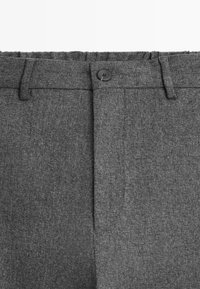 Pantaloni grigi con texture, a gamba dritta, dotati di chiusura con un bottone singolo e un sottile motivo tessuto. Passanti per la cintura e tasche ben visibili.
