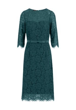 Teal kanten jurk met een ronde halslijn, driekwart mouwen en een getailleerde taille. Bevat ingewikkelde bloemenpatronen en een gegolfde zoom.