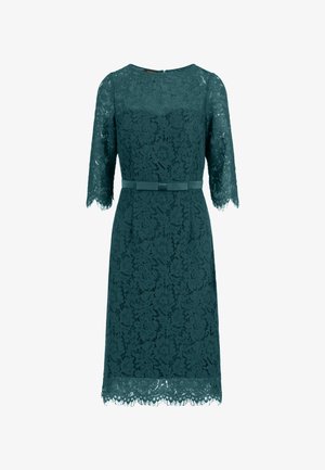 Teal kanten jurk met een ronde halslijn, driekwart mouwen en een getailleerde taille. Bevat ingewikkelde bloemenpatronen en een gegolfde zoom.