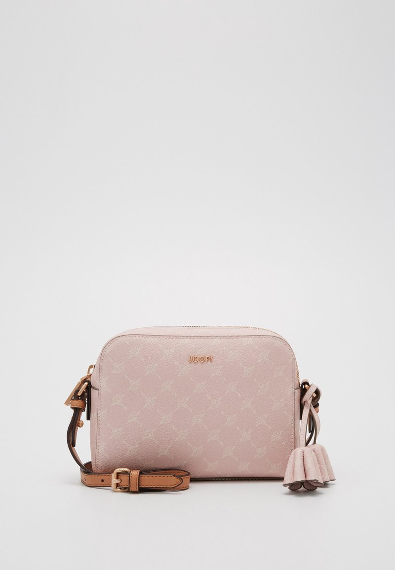 Rosa läder crossbody-väska med ett geometriskt mönster, guldfärgade detaljer och en dekorativ tofs. Har en justerbar rem och dragkedjestängning.