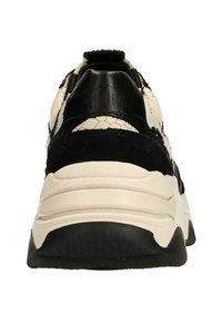 Baskets noires et crème avec un dessus texturé, un design superposé, un col rembourré et une épaisse semelle blanche avec une bande de roulement noire.
