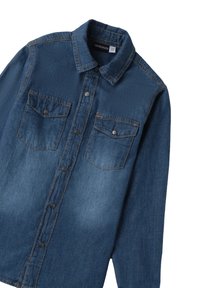 Niebieska koszula dżinsowa w ciemnym odcieniu, z guzikami z przodu, dwiema kieszeniami na piersi z klapami oraz kołnierzykiem. Zniszczona tekstura z kontrastowym przeszyciem.