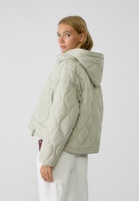 Stradivarius HOODED PUFFER  - Giacca invernale - white