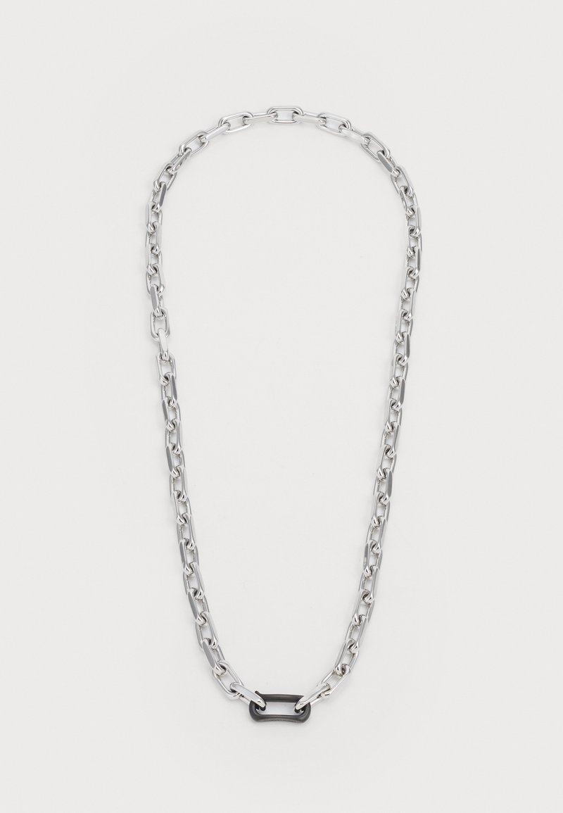 Hopeaketju, jossa on hopeanvärisiä pitkänomaisia lenkkejä ja keskellä musta korostuslenkki. Sileä pinta ja kiillotettu viimeistely.