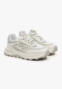 Witte sneakers met een gestructureerd mesh en een gladleren ontwerp, voorzien van een dikke zool en subtiele logodetails.