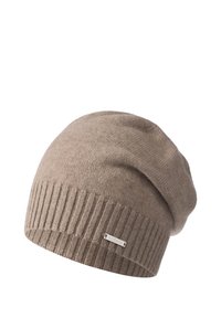 Beżowa dziana czapka z prążkowanym mankietem, o miękkiej teksturze i małym metalowym logo. Luźny kształt dla swobodnego dopasowania.